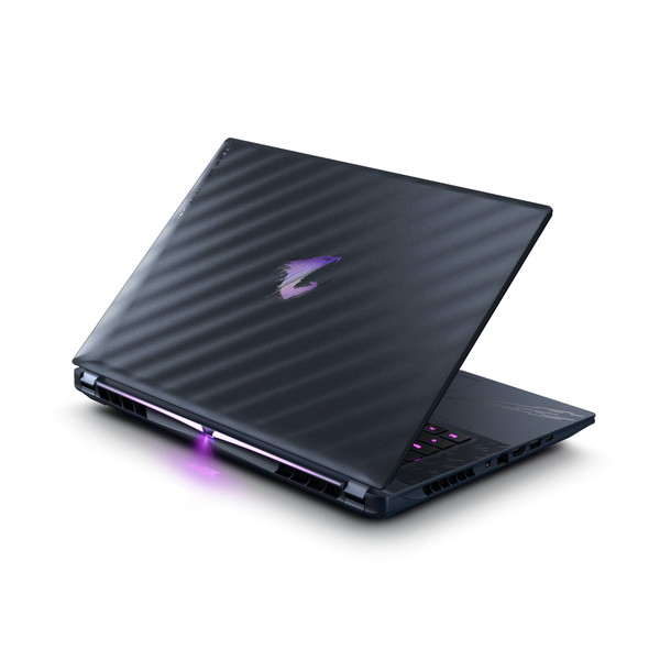 GIGABYTE AORUS MASTER 16の正面・側面・キーボード面、RGBライティング点灯状態